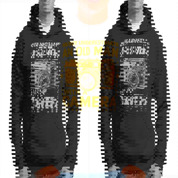 Never Underestimate An Old Man With A Camera レトロ ヴィンテージ パーカー