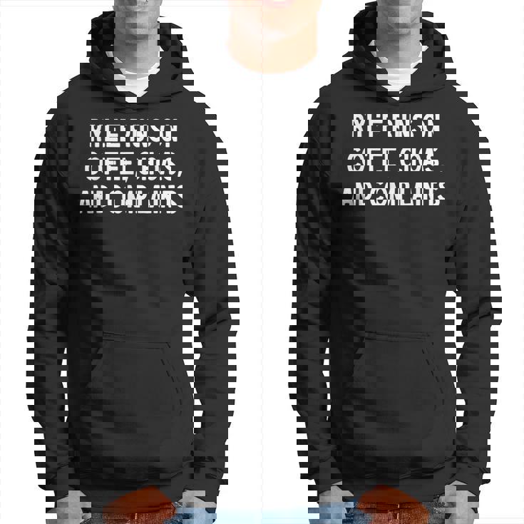 ライリーはコーヒー、混沌、苦情に駆けつけます。 パーカー