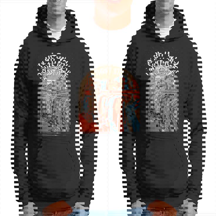 古着屋の通路を歩く面白い古着愛好家 パーカー