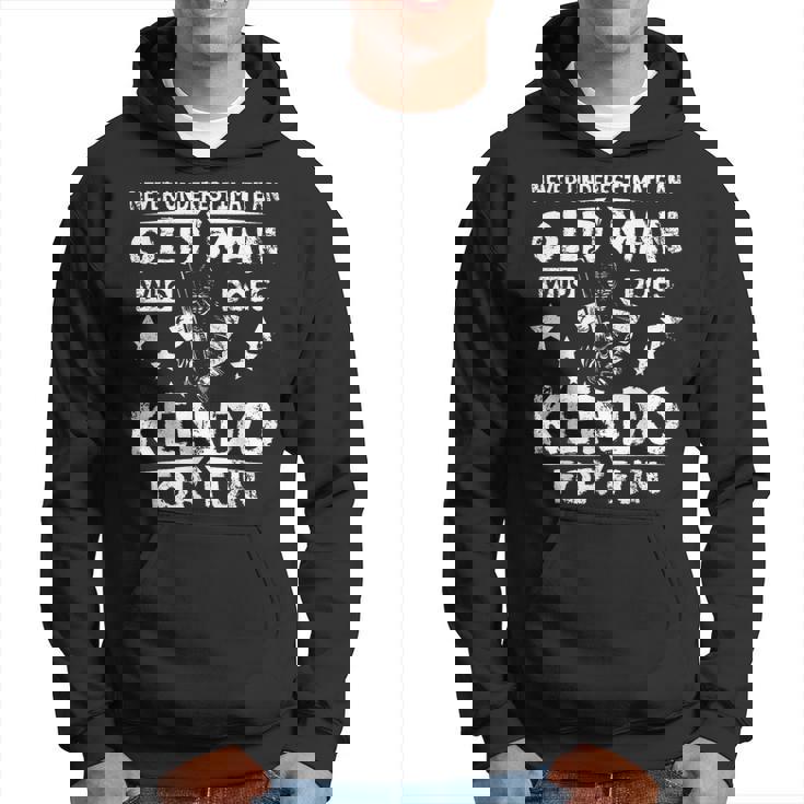 楽しみのために剣道をする老人を決して過小評価しないでください。 パーカー