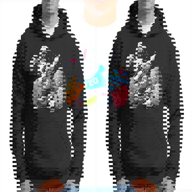 面白いイースターバニーとサッカーボールで軽くたたくイースターバニー。 パーカー