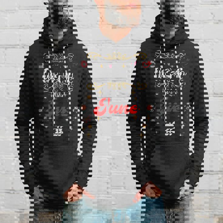 6月22日の誕生日に生まれた素晴らしい花と蝶。 パーカー 彼への贈り物