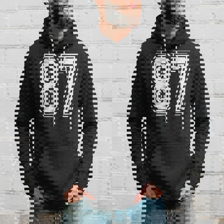 87番の前面と背面にホワイトのプリント。 パーカー 彼への贈り物