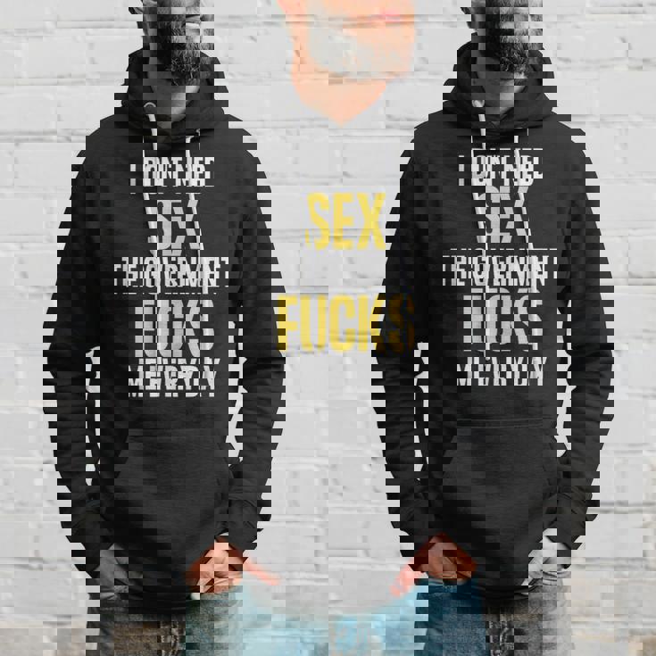 I Don't Needegs The Government F's Me Daily パーカー 彼への贈り物