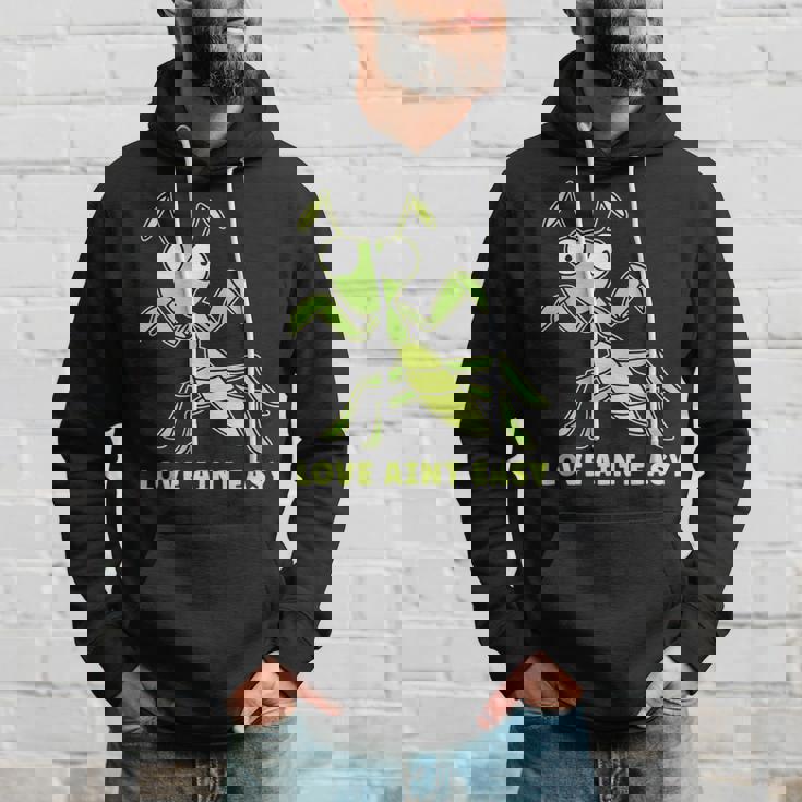 Love Ain't Easy カマキリ ユーモア 昆虫 恋人 ジョーク パーカー 彼への贈り物