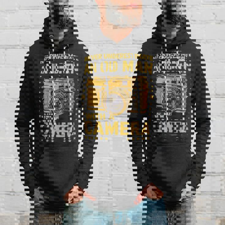 Never Underestimate An Old Man With A Camera レトロ ヴィンテージ パーカー 彼への贈り物