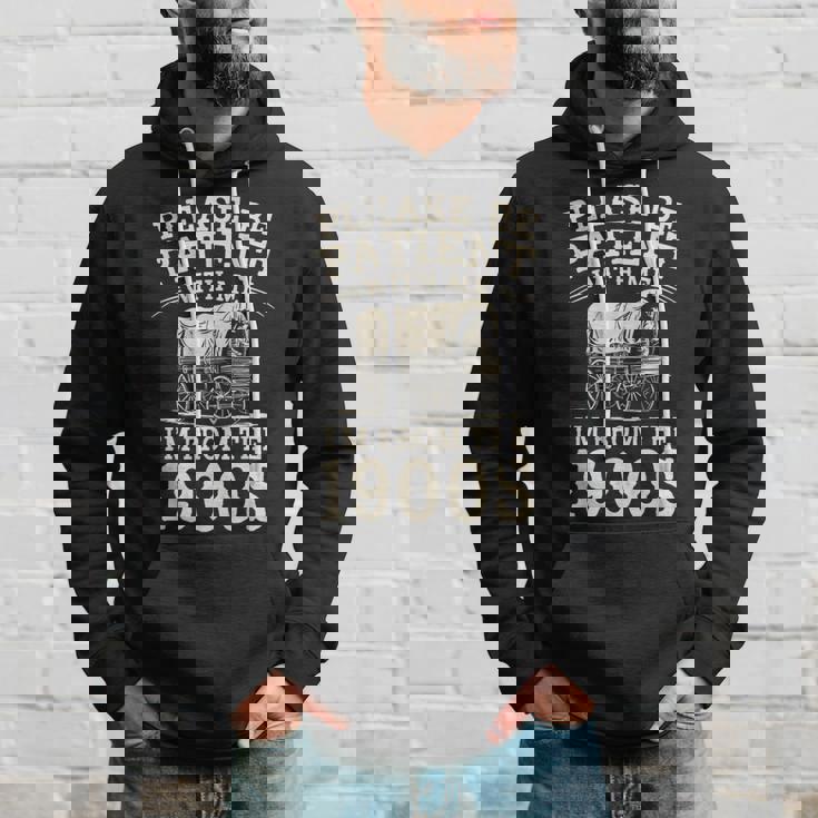 Please Be Patient With Me I'm From The 1900S ユーモア パーカー 彼への贈り物