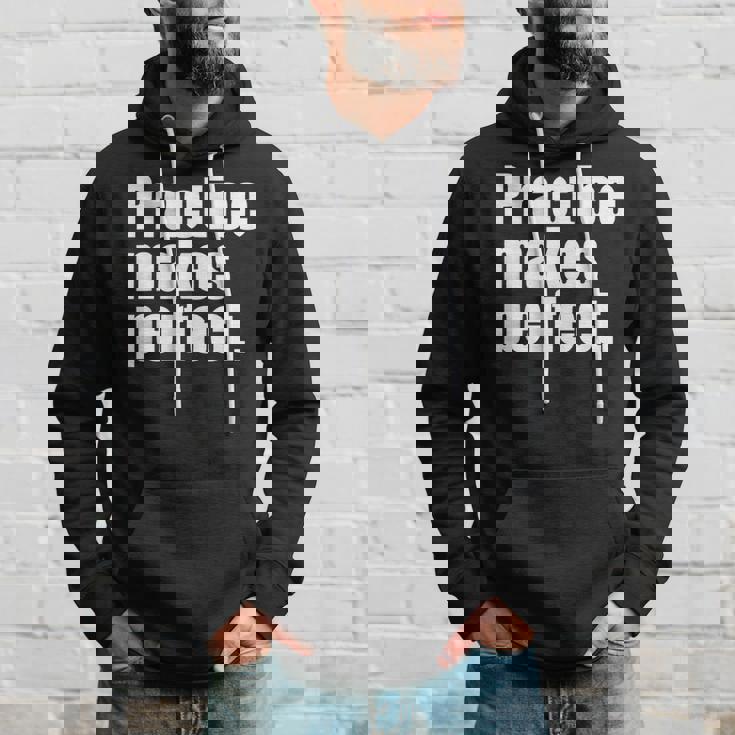 Practice Makes Perfect 継続は力なり 英語 文字入り 格言 黒 他カラー メンズ レディース パーカー 彼への贈り物