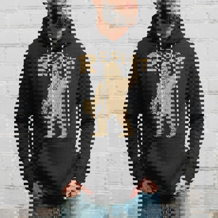 Resist サスカッチティー—面白いクリプティッド抗議 パーカー 彼への贈り物