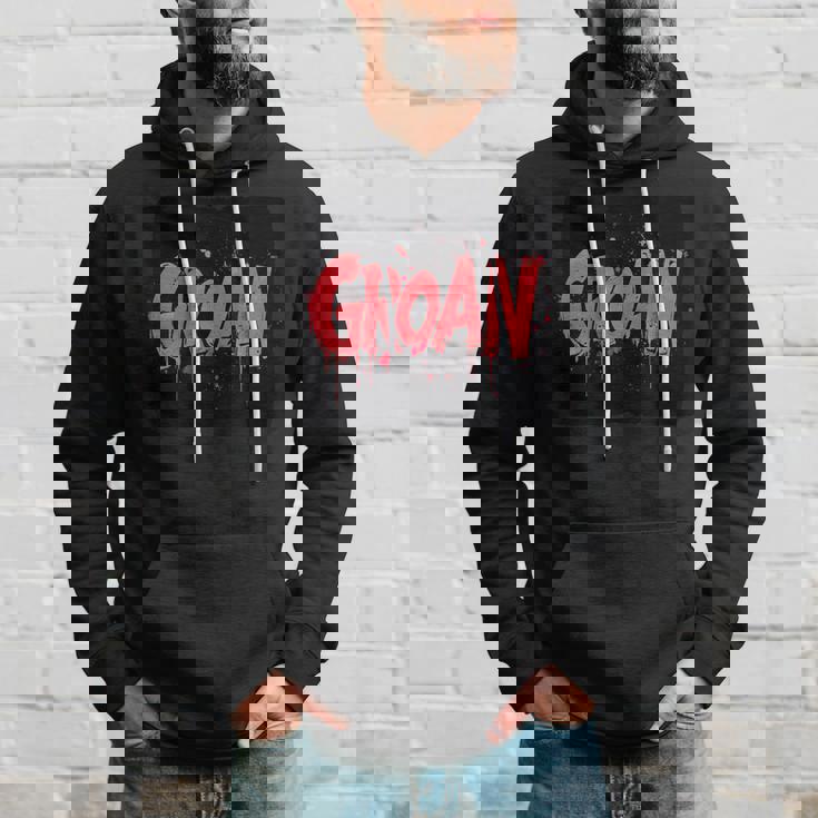 うめき声の衣装で苦労を表現しましょう。 パーカー 彼への贈り物