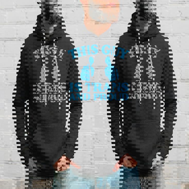 この男はトランスジェンダーで誇り高きトランスジェンダープライド二本指 パーカー 彼への贈り物