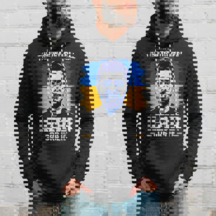 これが本当のリーダーがzelenskyをサポートしているように見えるものです。 パーカー 彼への贈り物