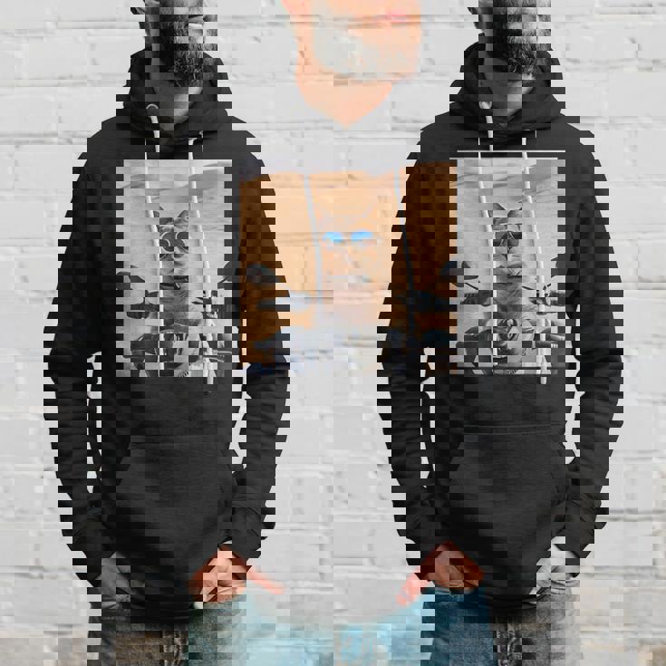 アラビア砂漠でサングラスをかけた猫、ドバイにマッチ。 パーカー 彼への贈り物