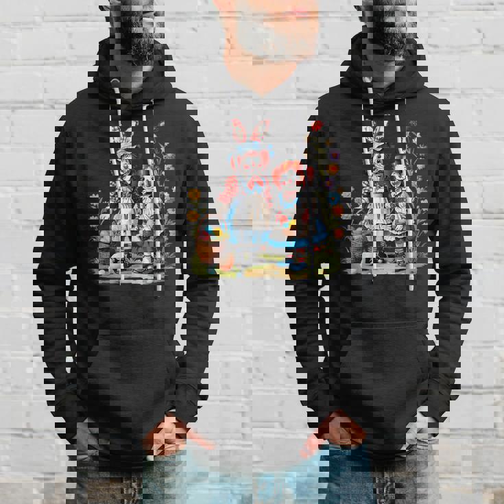 エッグハントにイースターバニーの耳を持つラガディアン。 パーカー 彼への贈り物