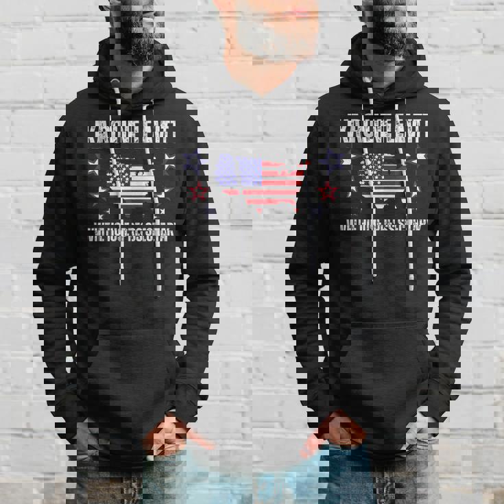 カロライン・レヴィット・ホワイトハウス報道官 パーカー 彼への贈り物