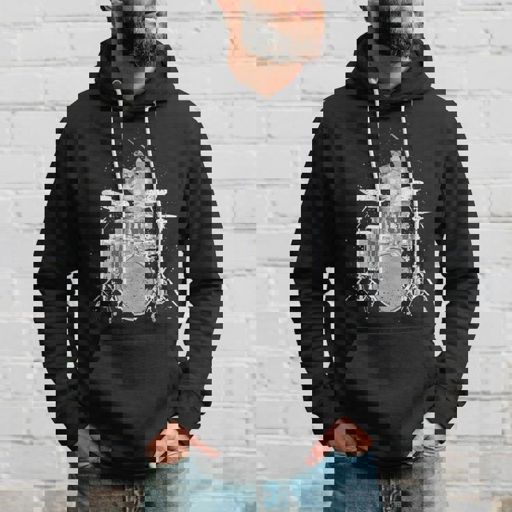 キュートで面白い猫のドラマー ドラムを弾くパンク ロックスター グラフィック パーカー 彼への贈り物