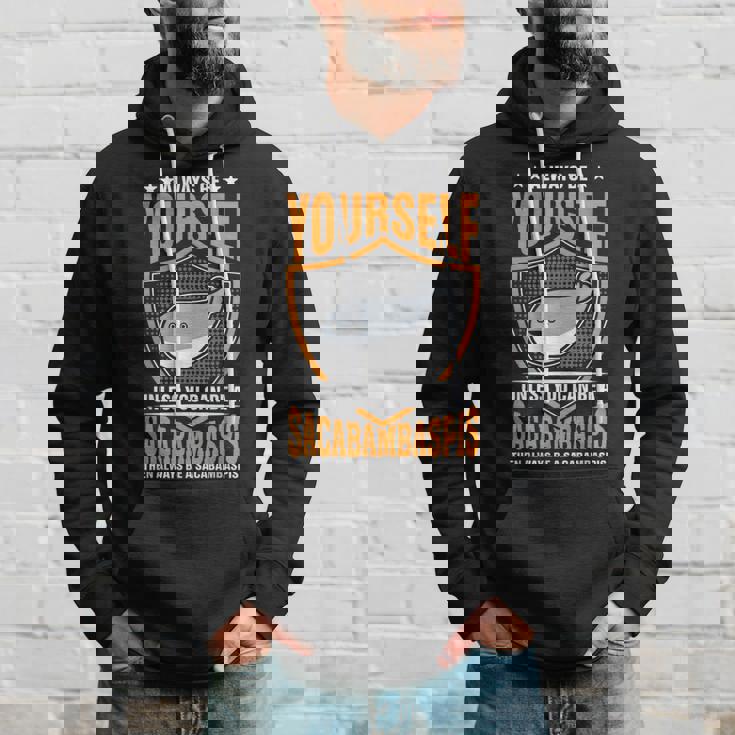 サカバンバスピスのフィッシュミームになれない限り、常に自分らしくありなさい パーカー 彼への贈り物