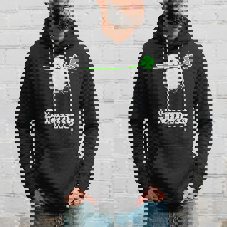 シマエナガ『四つ葉のクローバー』白い鳥【どうぶつフレンズ】動物 ゆるくて かわいい キャラクター イラスト パーカー 彼への贈り物