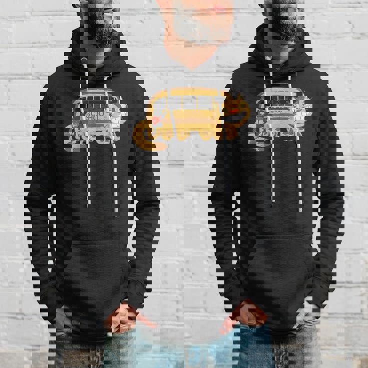 スクールキャットバスに向かうキャットバスの猫たち パーカー 彼への贈り物