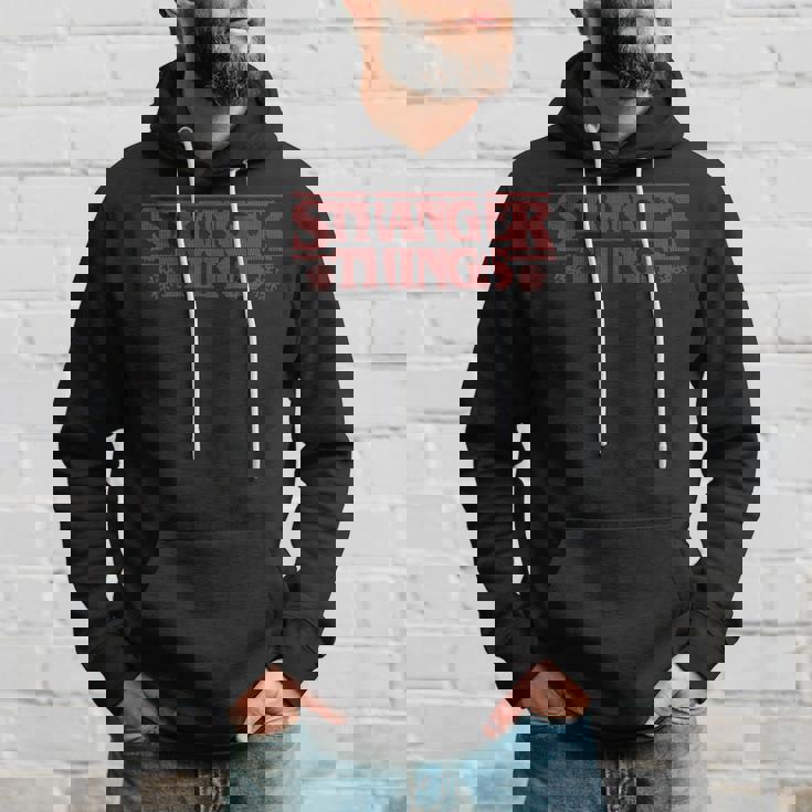 ストレンジャー・シングス クリスマスロゴ アグリークリスマス スノーフレーク柄 パーカー 彼への贈り物