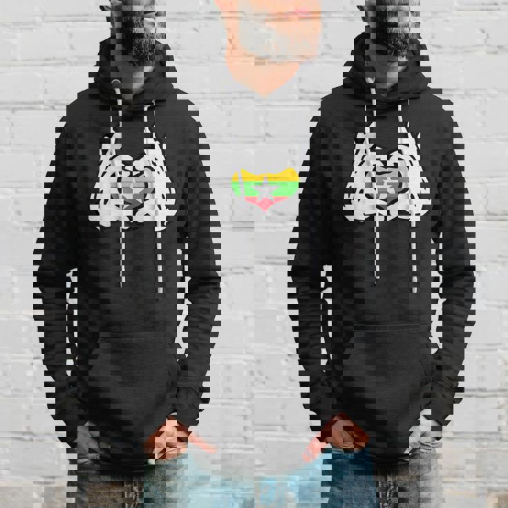 ハートを形作る漫画の手 ミャンマー国旗 パーカー 彼への贈り物