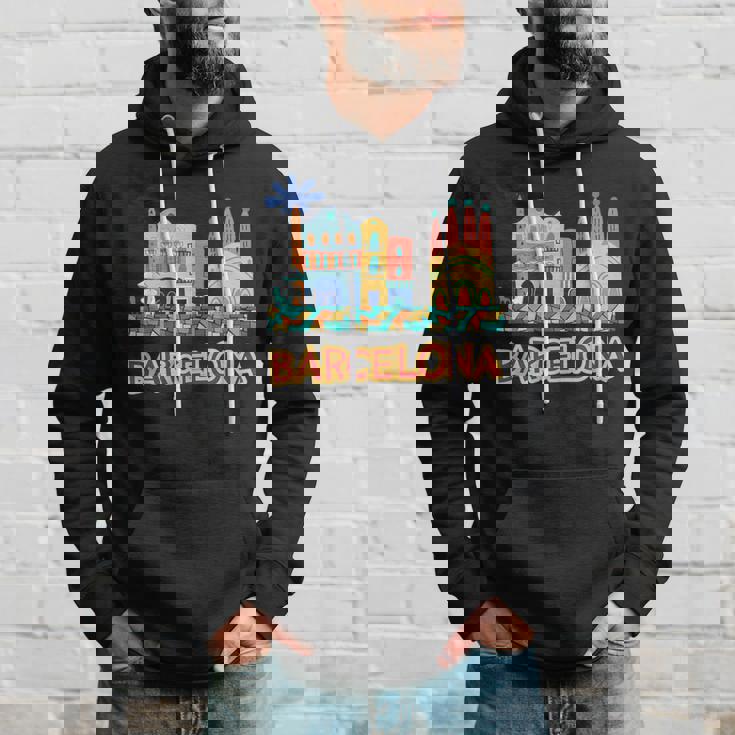 バルセロナの象徴的な建物とサグラダファミリア カラフル パーカー 彼への贈り物