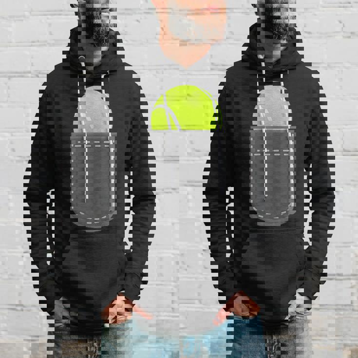 ユーモラスなテニスプレーヤーのための偽のポケットに入った面白いテニスボール パーカー 彼への贈り物