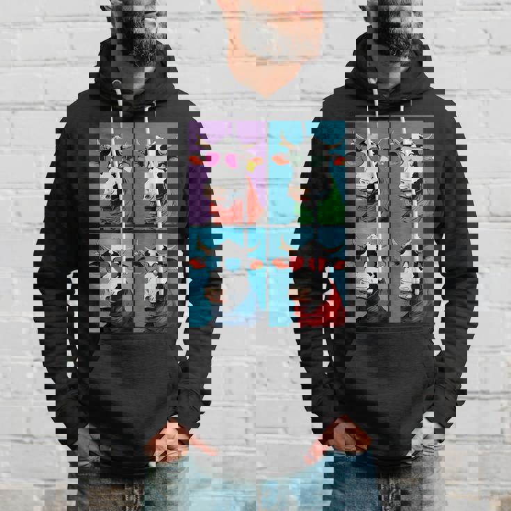 不機嫌そうな牛、エッジの効いた牛のグラフィックデザイン 牛好き向け パーカー 彼への贈り物