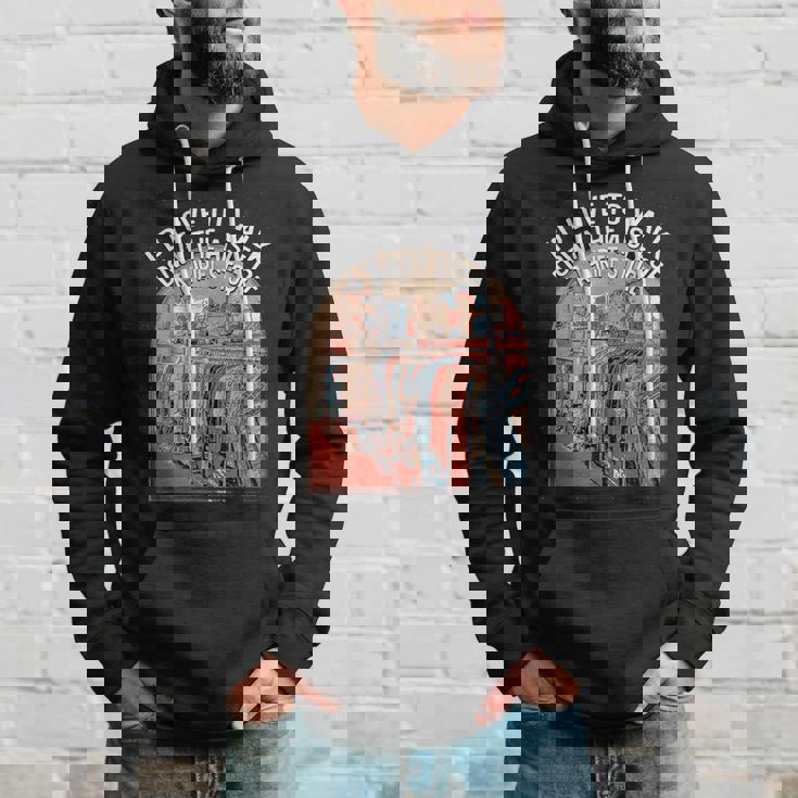 古着屋の通路を歩く面白い古着愛好家 パーカー 彼への贈り物