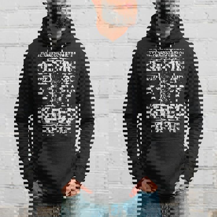 楽しみのために剣道をする老人を決して過小評価しないでください。 パーカー 彼への贈り物