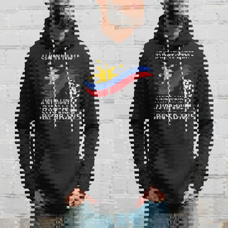 私はドゥテルテのtシャツを着て立っています。私は何の役にも立たないフィリピン人ではありません パーカー 彼への贈り物