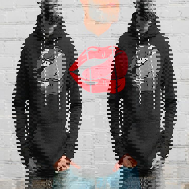赤い唇を舐めるロックンロールグラフィック。 パーカー 彼への贈り物