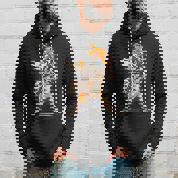 軽く叩く秋田犬 踊る軽く叩く犬 パーカー 彼への贈り物