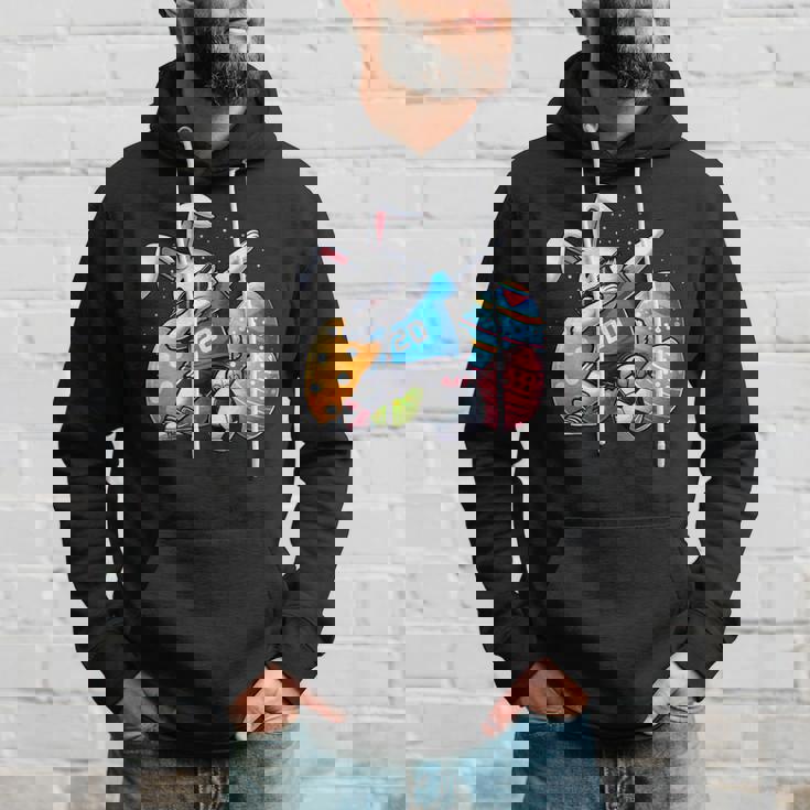 面白いイースターバニーとサッカーボールで軽くたたくイースターバニー。 パーカー 彼への贈り物