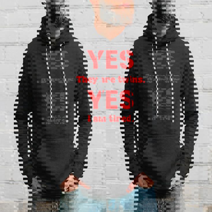 面白い双子子育てはい双子ですはい私は疲れています パーカー 彼への贈り物