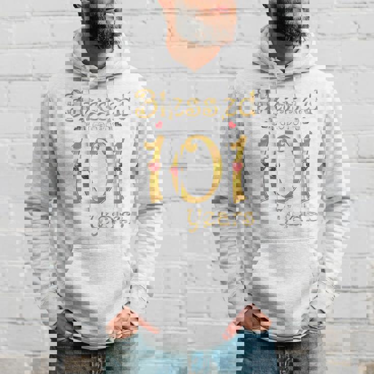 101歳の101歳の誕生日パーティの女王に祝福 長袖tシャツ パーカー 彼への贈り物