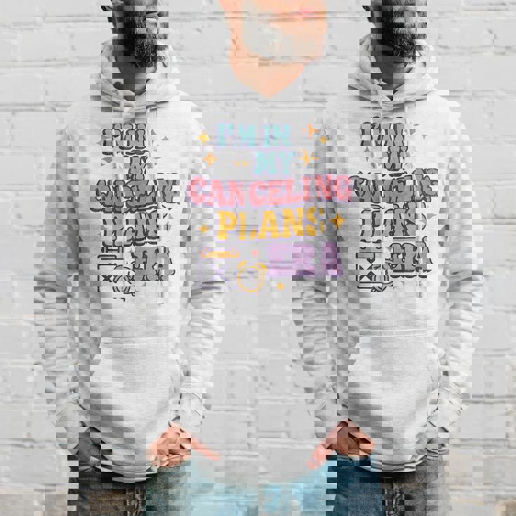 Canceling Plans Era – 面白い内向的反社会的t パーカー 彼への贈り物