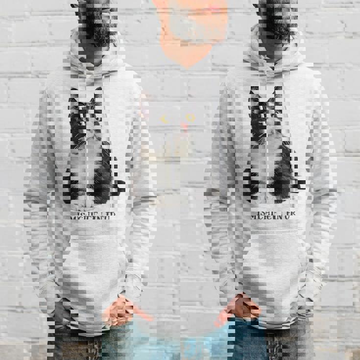 Mischief In Fur 猫写真 ハチワレ猫 黒白猫 猫好き ネタ 猫しもべ 猫飼い 猫依存症 パーカー 彼への贈り物