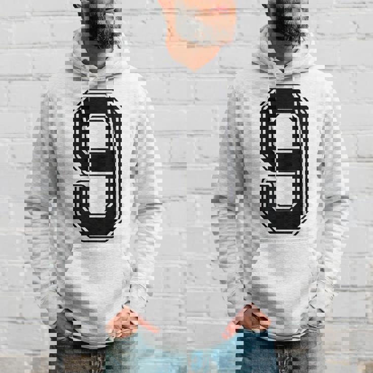 【バックプリント・背中側】9 数字 背番号 ユニフォーム ナンバー【ブラック／黒 の文字】スポーツ 練習着 部活 パーカー 彼への贈り物