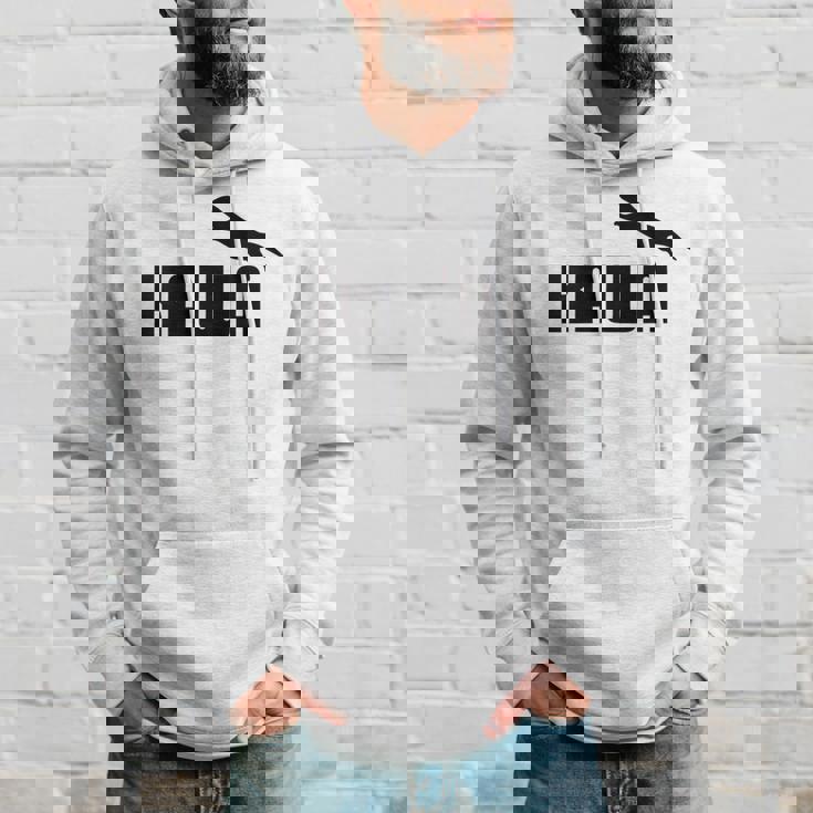 【バックプリント・背中側】Kawa カーワ《ブラック 黒》コツメカワウソ スポーツ ブランド パロディ 面白い かわいい パーカー 彼への贈り物