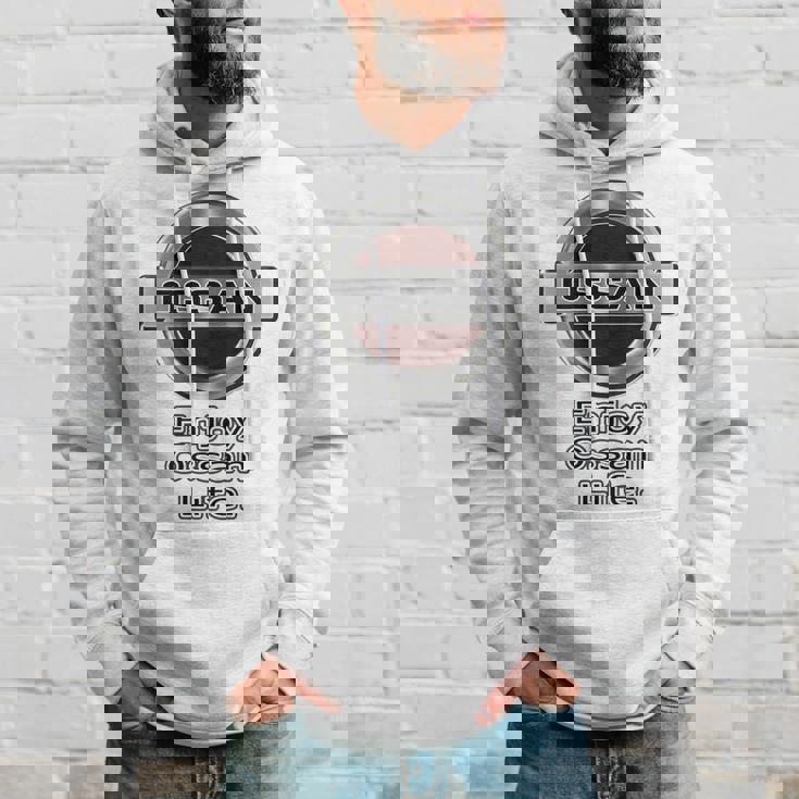 【バックプリント・背中側】Ossan おっさん（車好き ロゴ エンブレム パロディ）【変なデザイン屋さん】文字 面白い パーカー 彼への贈り物