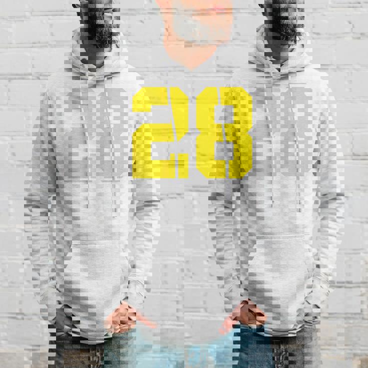 イエローナンバー28 背面 スポーツチーム ジャージ番号 パーカー 彼への贈り物