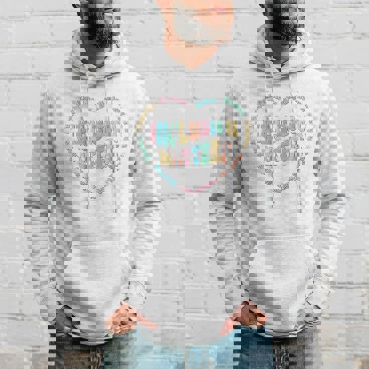 インクルージョン マターズ 自閉症 意識 スピード 教師 優しさ 長袖tシャツ パーカー 彼への贈り物