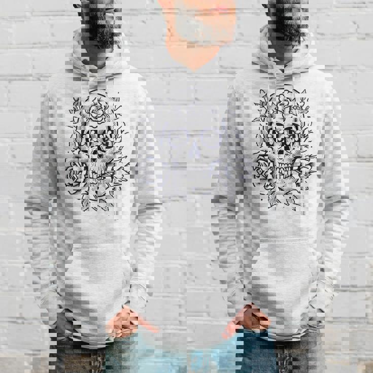 スカルと花の伝統的なタトゥースタイル パーカー 彼への贈り物