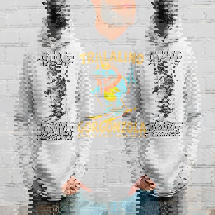 トララリーノ・ゴルゴンゾーラ – トララレロチーズミッションのスキーシャーク。 長袖tシャツ パーカー 彼への贈り物