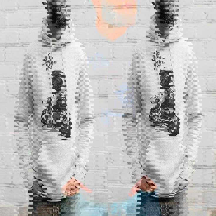 バイクに乗る面白いパグ犬レッツライド パーカー 彼への贈り物