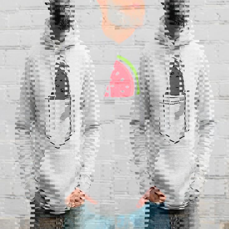 ポケットに入ったスイカのポケットプリントの面白いスイカ。 パーカー 彼への贈り物