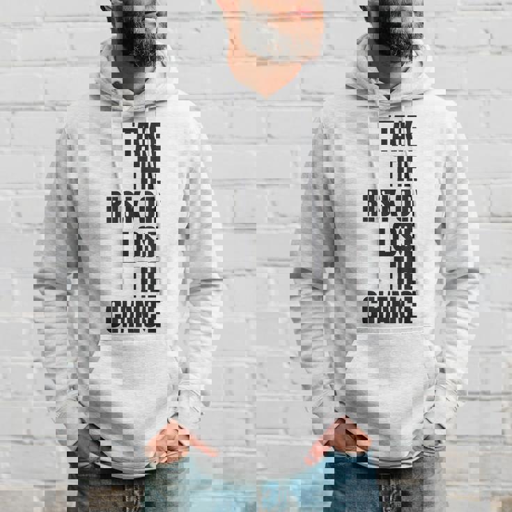 リスクを取るか、チャンスを失うか大胆なモチベーションウェア。 パーカー 彼への贈り物