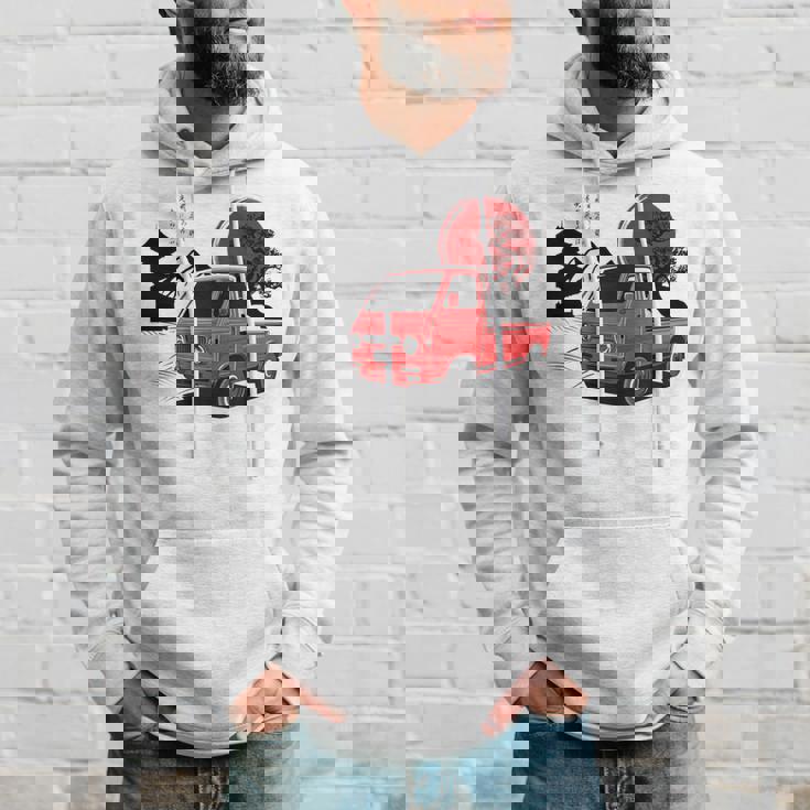 レトロな赤いミニトラックと日本の夕日。 長袖tシャツ パーカー 彼への贈り物