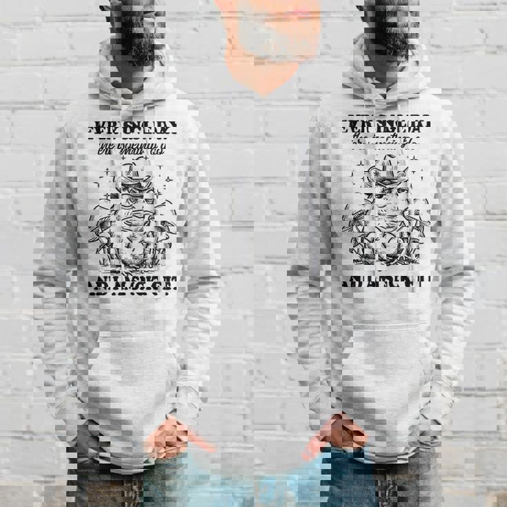 毎日、何かをすべきことがある、ウエスタンカウボーイのカエルのミーム パーカー 彼への贈り物